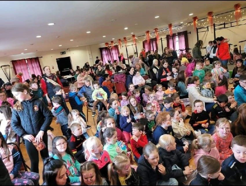 A big crowd of kids at a fun day out.